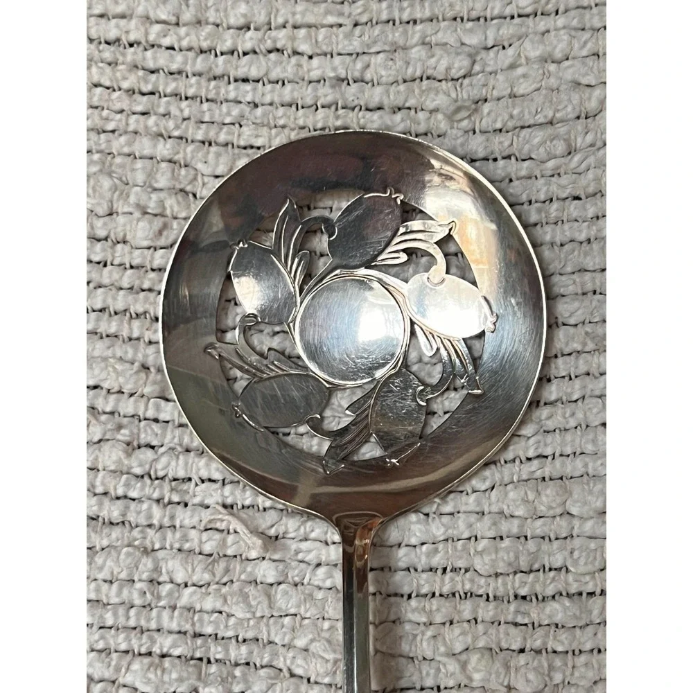 Vintage 1960 WM Rogers Tomato Server / Pattern Hutton (Silverplate)